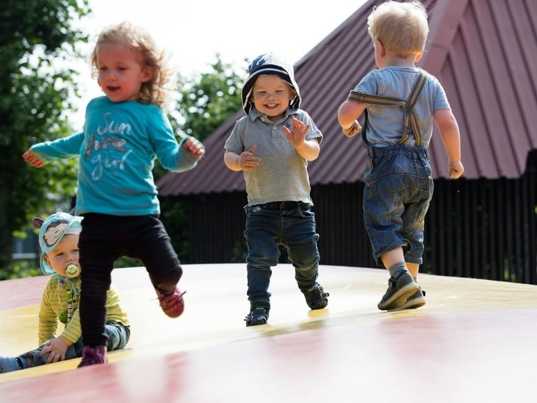 Kinder auf dem Trampolin