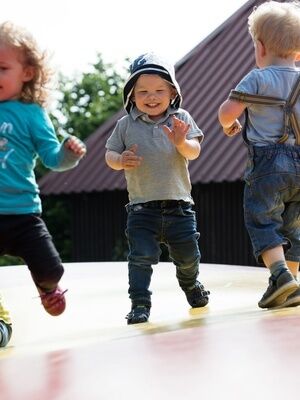 Kinder auf dem Trampolin