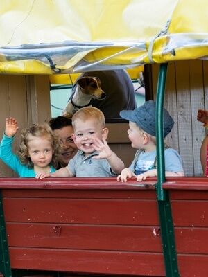 Kinder im Planwagen