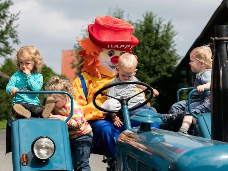 Happy auf Oldtimer Traktor