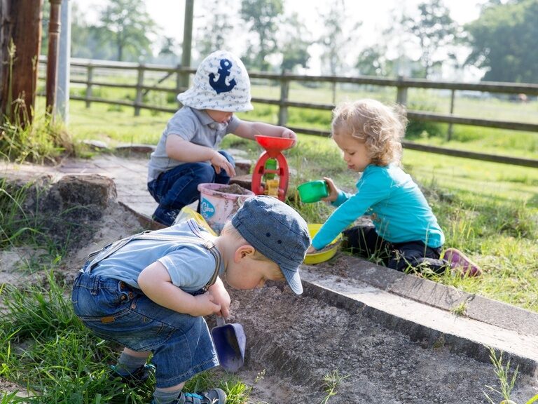 Kinder im Sandkasten