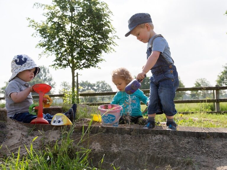 Kinder im Sandkasten