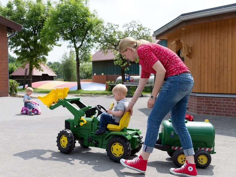 Kind auf Trettraktor