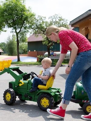 Kind auf Trettraktor