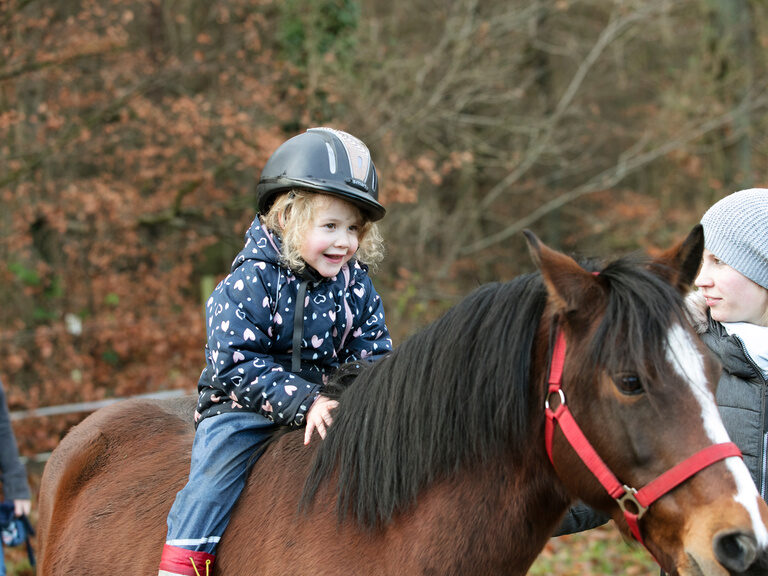 Kind beim Reiten