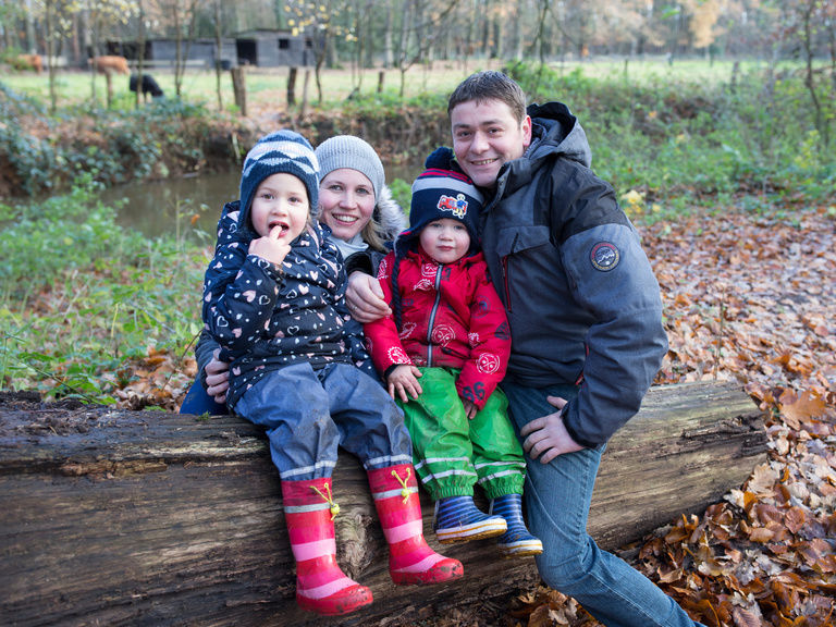 Gastgeberfamilie im Wald