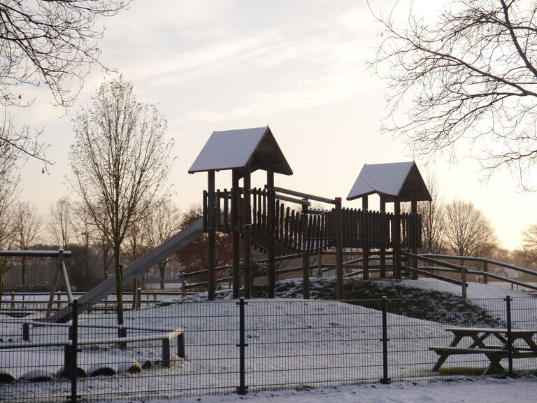 Spielplatz im Schnee