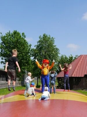 Happy auf Trampolin