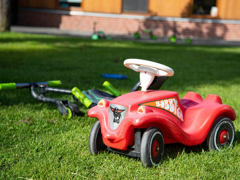Bobbycar in Wiese