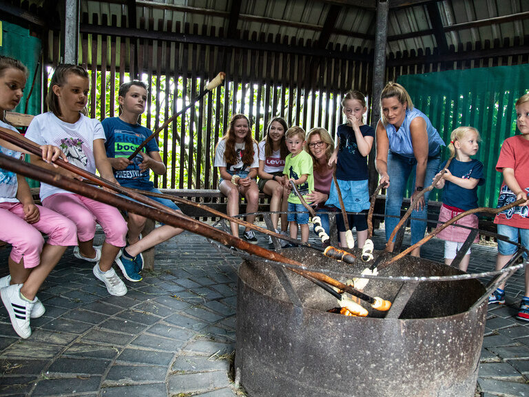Kinder machen Stockbrot