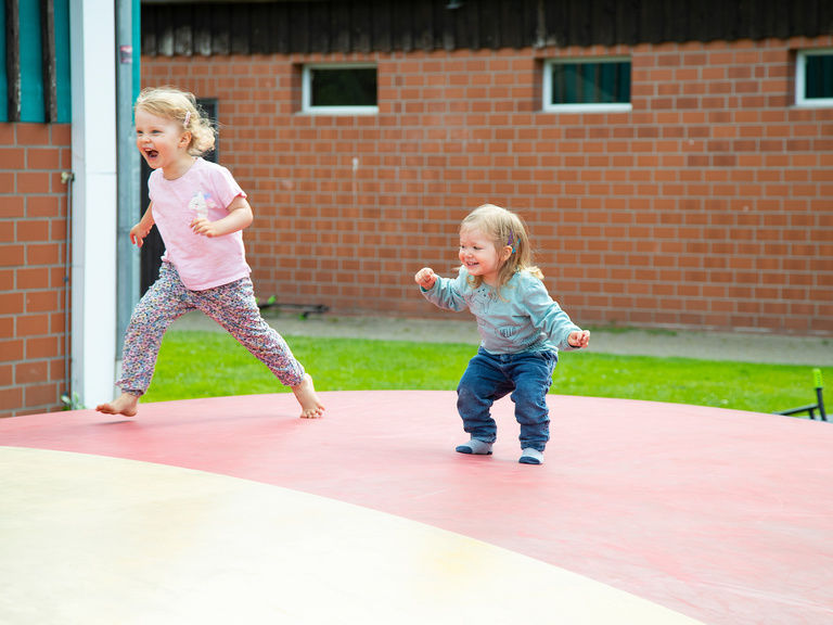Familienhotel Landhus Laurenz im Münsterland: zwei Mädchen hüpfen auf Trampolin