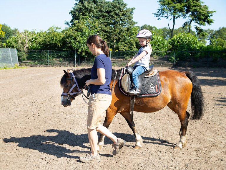 Kind beim Reiten
