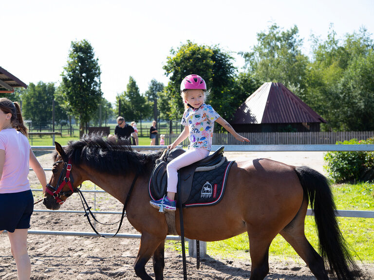 Kind beim Reiten