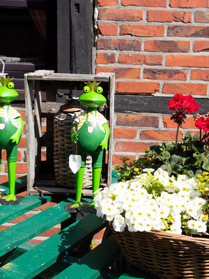 Familienhotel Landhus Laurenz im Münsterland: Vorgarten Dekoration mit Tisch & Pflanzen und Deko-Fröschen