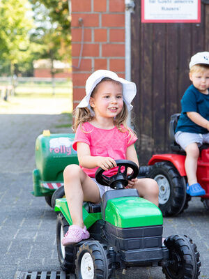 Kinder auf Tretautos