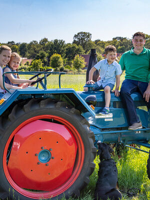 Gastgeberfamilie auf Traktor