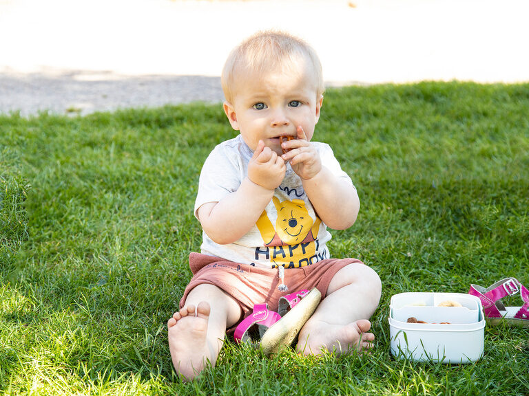 Baby auf der Wiese