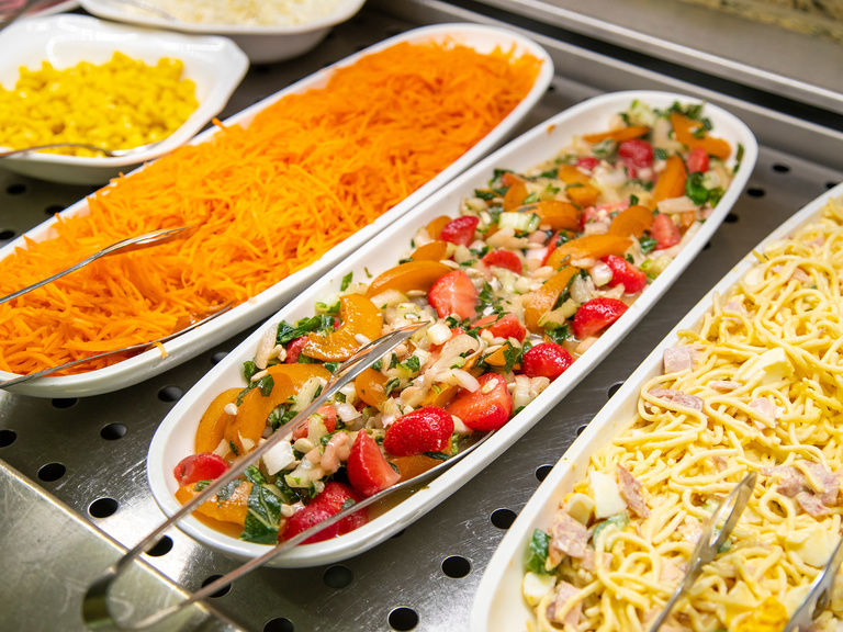 Familienhotel Landhus Laurenz im Münsterland: Salatbuffett mit gehobelten Karotten, Tomatensalat und Spaghetti mit Schinken und Käse