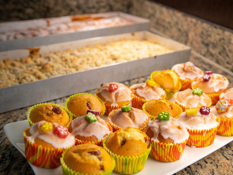 Familienhotel Landhus Laurenz im Münsterland: Bufftet mit Streuselkuchen und bunten Muffins
