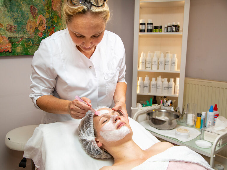 Familienhotel Landhus Laurenz im Münsterland: Kosmetikerin bei Gesichtsbehandlung an einer Frau