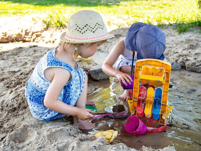 Spielende Kinder im Matsch