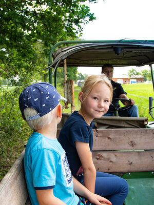 Kinder auf Traktor