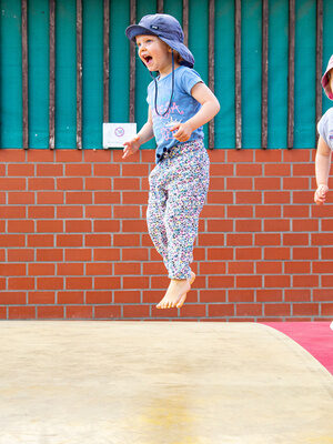 Kinder auf dem Trampolin