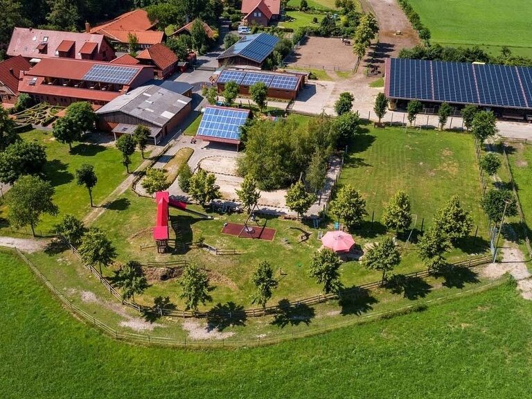 Familienhotel Landhus Laurenz im Münsterland: Hotel Vogelperspektive bei schönem Wetter