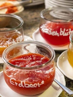 Familienhotel Landhus Laurenz im Münsterland: Buffet mit verschiedenen Marmeladengläsern, wie Erdbeer, Aprikose