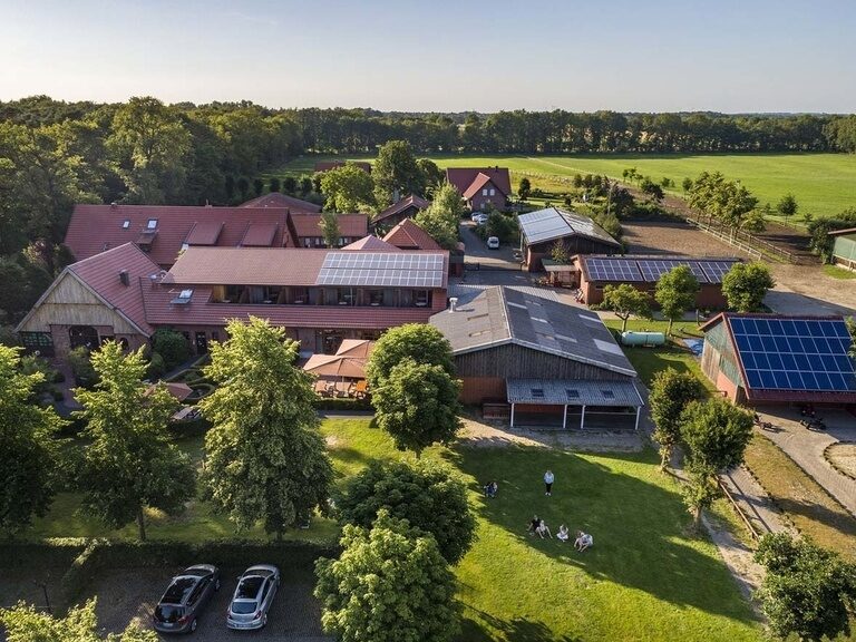 Familienhotel Landhus Laurenz im Münsterland: Hotel aus Vogelperspektive bei schönem Wetter