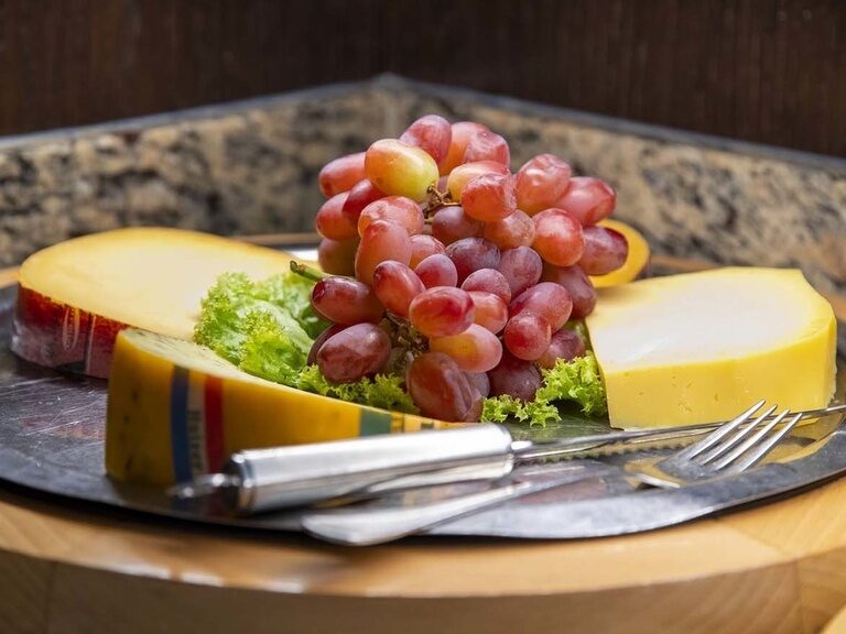 Familienhotel Landhus Laurenz im Münsterland: An Buffet eine Käseplatte mit Salat und Weintrauben