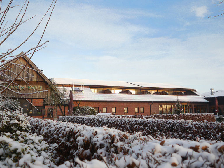 Familienhotel Landhus Laurenz im Münsterland: Hotel Außenansicht im Schnee bei Morgensonne