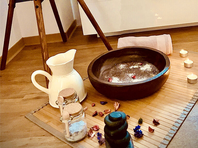 Familienhotel Landhus Laurenz im Münsterland: Massage-Studio mit weißer Kanne, Schale und Zutaten für die Massage.