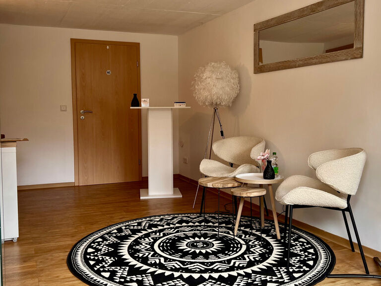 Familienhotel Landhus Laurenz im Münsterland: Massagestudio mit gemütlicher Einrichtung, Sitzgelegenheit.
