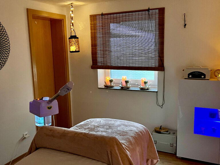 Familienhotel Landhus Laurenz im Münsterland: Massagestudio einladend und clean möbliert. Für entspannte Stunden.