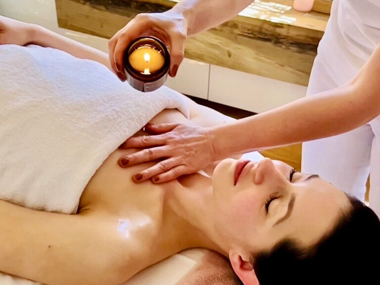 Familienhotel Landhus Laurenz im Münsterland: Frau erhält eine wohltuende Massage mit Hot-Stones.