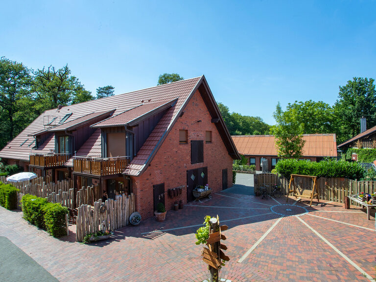Familienhotel Landhus Laurenz im Münsterland: Außenansicht Hotel bei blauem Himmel und strahlender Sonne