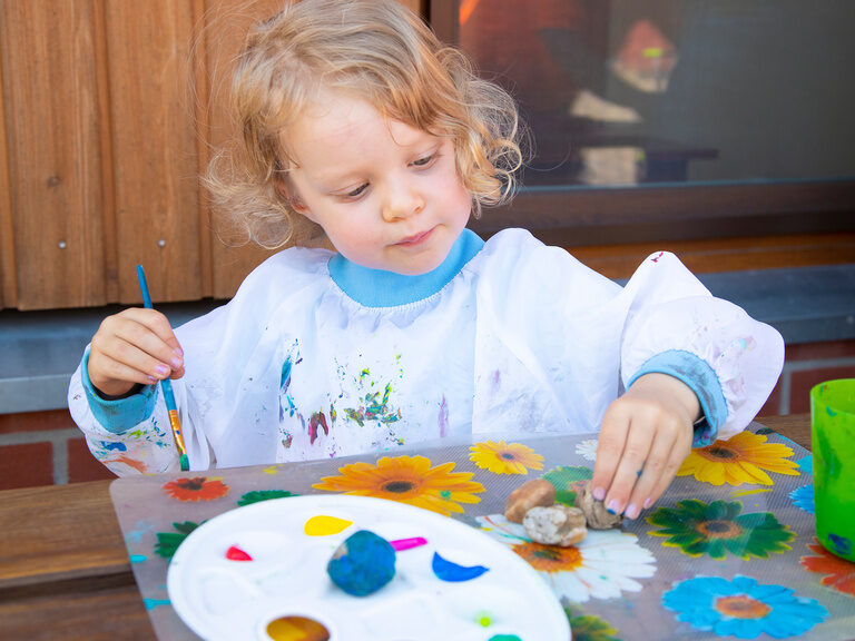 Kind beim Malen