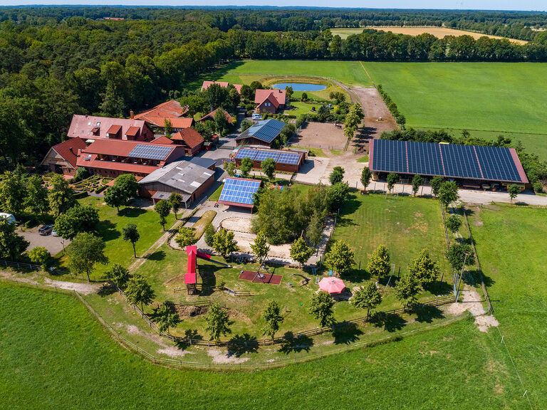 Familienhotel Landhus Laurenz im Münsterland: Hotel aus Drohnen Ansicht bei schönem Wetter