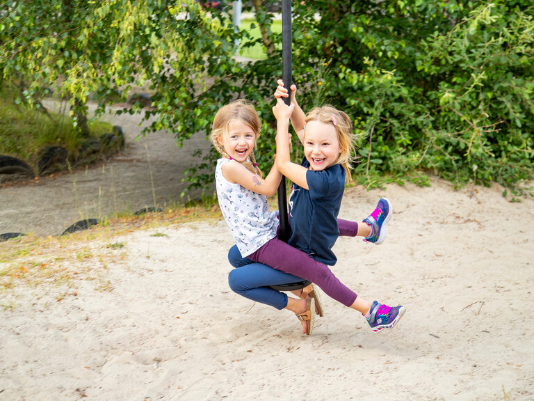 Mädchen auf der Seilrutsche